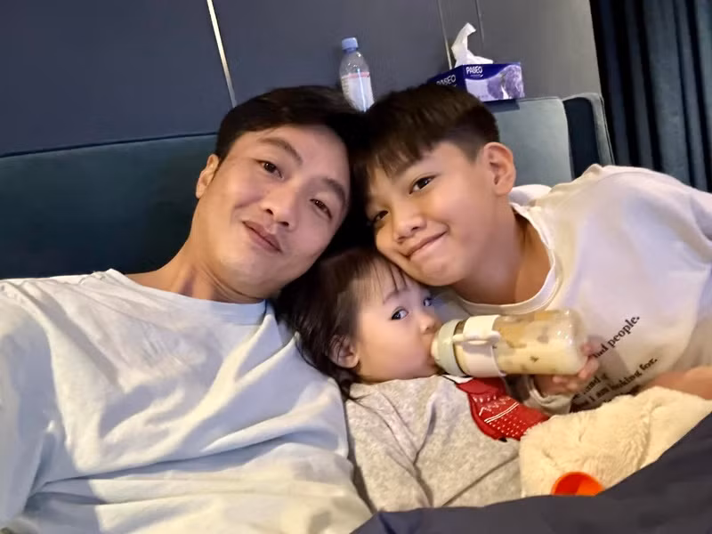 Bé Subeo chiều chuộng em gái cùng cha khác mẹ.