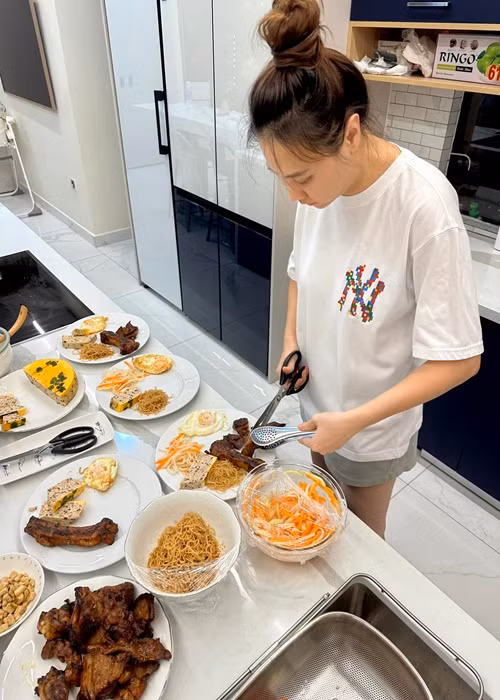 Đàm Thu Trang đảm đang khi chăm sóc tận tình cho chồng con từ nấu ăn, pha cafe mỗi ngày đến cắt tóc.