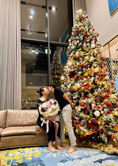  Đàm Thu Trang - Cường Đô la còn trao cho nhau nụ hôn ngọt ngào.