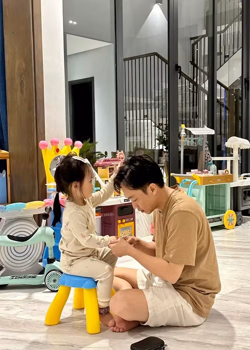 Ông xã Đàm Thu Trang hết mực chiều chuộng các con.