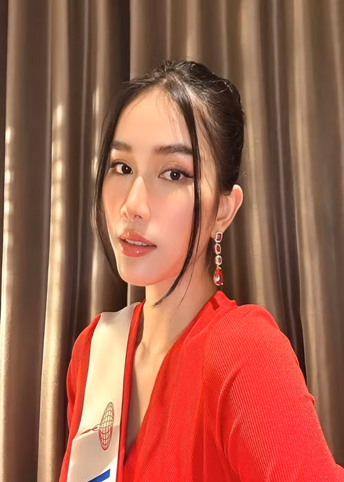 Đại diện Việt Nam búi tóc cao, trang điểm theo phong cách ngọt ngào. Ảnh: FBNV