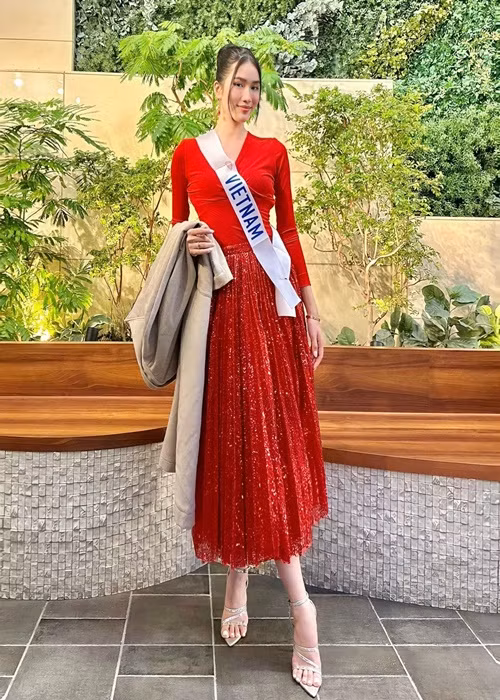 A hau Phuong Anh rang ro ben dan thi sinh Miss International 2022