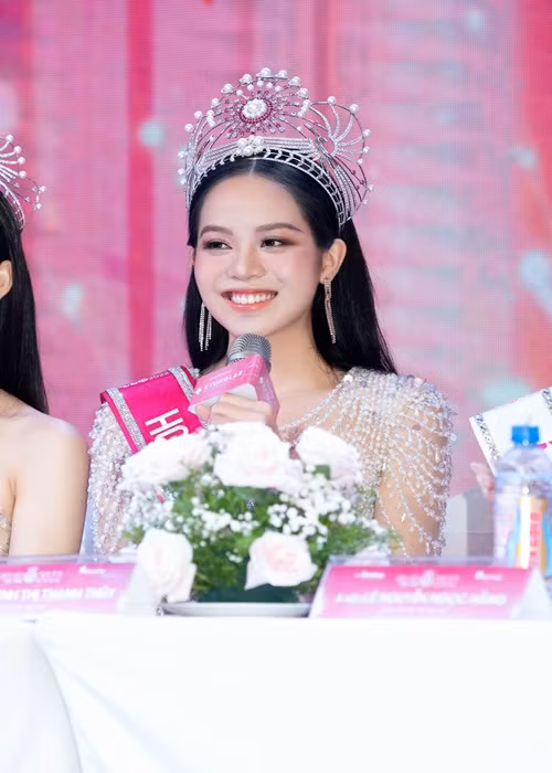 Trước câu hỏi về lý do đánh bại 34 thí sinh khác, hoa hậu sinh năm 2002 cho rằng nhờ năng lượng và sự bản lĩnh bên trong mình.