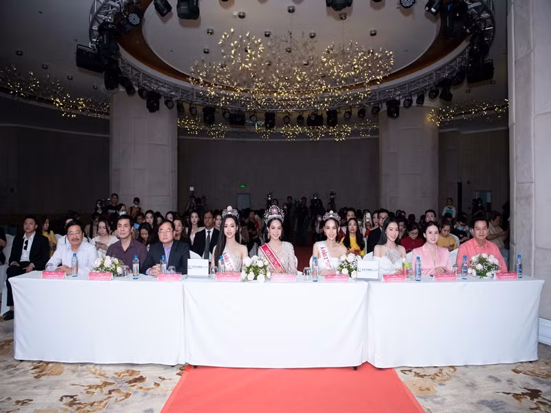 Nhà báo Lê Xuân Sơn cùng nhà thơ Hữu Việt cho biết ban giám khảo khó khăn trong việc chọn ra top 3: “Nhiều bạn còn lại trong top 10 có gương mặt đẹp như hoa hậu, tuy nhiên xét về tổng thể cũng như chấm trên cả quá trình, top 3 xứng đáng hơn cả khi đáp ứng đủ yếu tố ngoại hình lẫn những phẩm chất bên trong”.