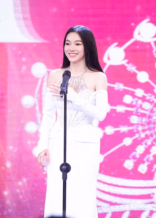 “Bà trùm hoa hậu” cũng cho rằng ở Thanh Thủy, Thùy Linh và Ngọc Hằng có sự thông minh, khéo léo cũng như có trái tim nhân hậu, yêu thương mọi người. Đó cũng là yếu tố giúp 3 cô gái này tỏa sáng và được gọi tên ở 3 vị trí cao nhất.