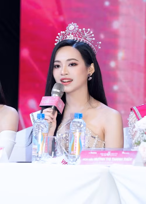 Trả lời câu hỏi về chuyện “Dân mạng so sánh nhan sắc của Hoa hậu và Á hậu 1”, Á hậu Trịnh Thùy Linh cho rằng mỗi người đều có vẻ đẹp riêng và khẳng định cả hai có mối quan hệ thân thiết.