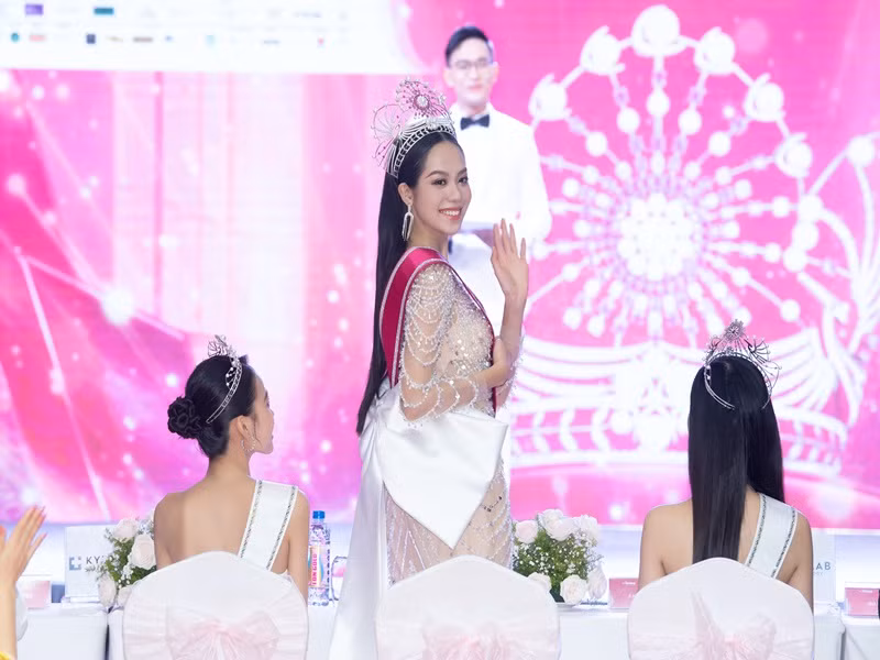 Trong buổi họp báo sau đăng quang, tân Hoa hậu Thanh Thủy chia sẻ, trước khi tham gia Hoa hậu Việt Nam, cô làm người mẫu ảnh song bên cạnh đó vẫn tập trung học tập.