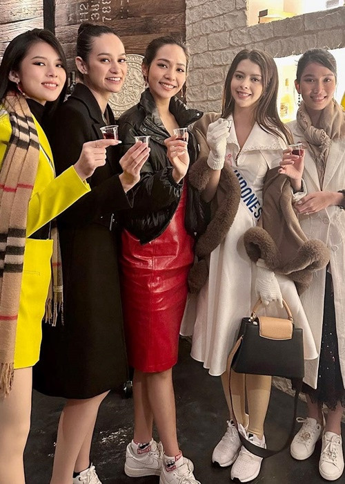 Nhờ giỏi ngoại ngữ, Phương Anh không gặp khó khăn khi giao lưu với các thí sinh khác của cuộc thi. Ảnh: FBNV