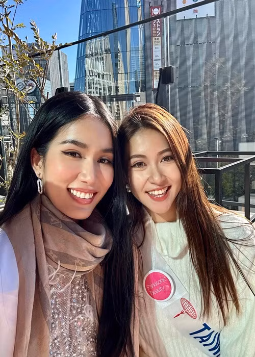 Đại diện Việt Nam luôn giữ tâm trạng hứng khởi, tràn năng lượng khi tham gia các hoạt động. Ảnh: FBNV