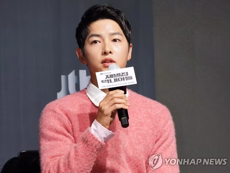 Trước khi công khai mối quan hệ tình cảm với cô gái người Anh, chồng cũ của Song Hye Kyo vướng một số tin đồn hẹn hò. Ảnh: Yonhap