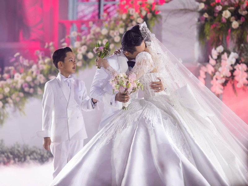 Quay về phía Khánh Thi, Phan Hiển bày tỏ: "Đối với anh, em là người phụ nữ rất mạnh mẽ, quyết đoán nhưng thực ra anh biết em chỉ cố tỏ ra mạnh mẽ. Dù em có giỏi giang như thế nào nhưng khi về nhà em vẫn là người phụ nữ yếu đuối. Anh thấy em khóc rất nhiều. Anh không muốn nhìn em khóc và anh hy vọng từ thời điểm này anh sẽ là một bờ vai vững chắc cho em".