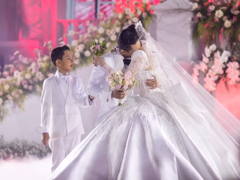 Quay về phía Khánh Thi, Phan Hiển bày tỏ: "Đối với anh, em là người phụ nữ rất mạnh mẽ, quyết đoán nhưng thực ra anh biết em chỉ cố tỏ ra mạnh mẽ. Dù em có giỏi giang như thế nào nhưng khi về nhà em vẫn là người phụ nữ yếu đuối. Anh thấy em khóc rất nhiều. Anh không muốn nhìn em khóc và anh hy vọng từ thời điểm này anh sẽ là một bờ vai vững chắc cho em".