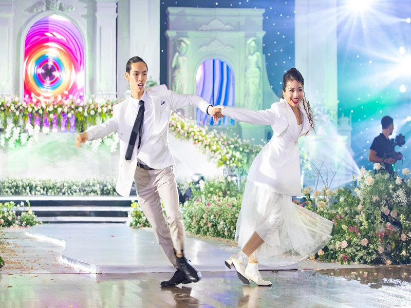 Bạn bè, đồng nghiệp, người thân của cô dâu chú rể khiêu vũ.