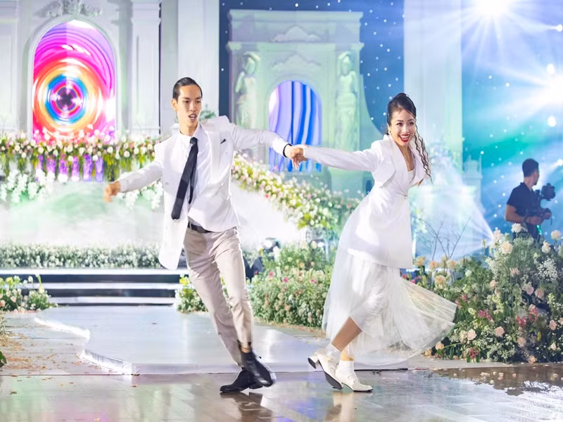 Bạn bè, đồng nghiệp, người thân của cô dâu chú rể khiêu vũ.