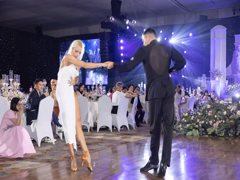 Cặp vũ công quốc tế Gabriele Goffredo - Anna Matus khuấy động không khí đám cưới.