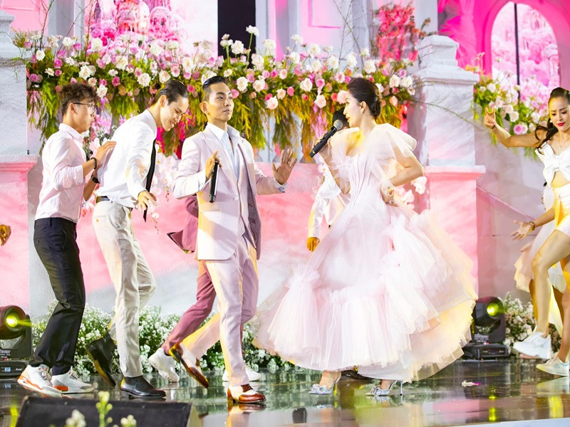 Vợ chồng Khánh Thi thể hiện ca khúc "Cưới em về anh còn thương em không".