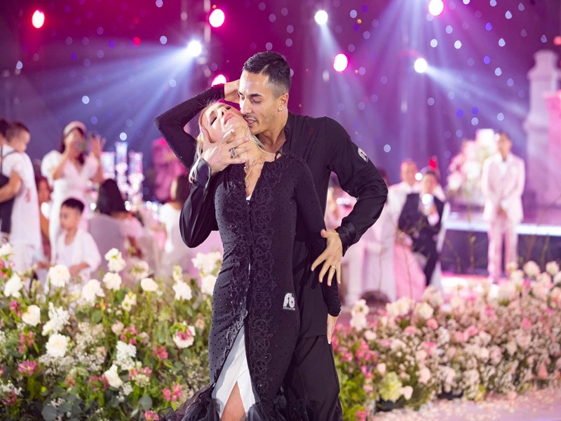 Vợ chồng Khánh Thi tổ chức tiệc khiêu vũ.