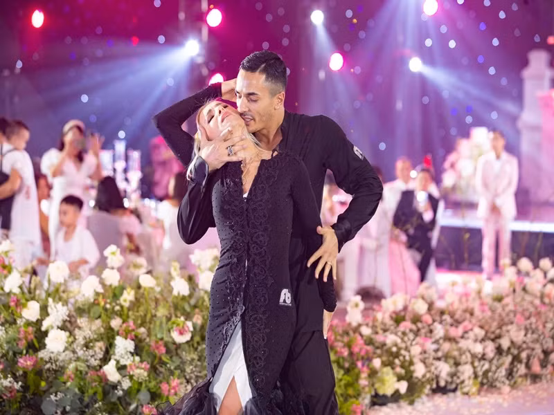 Vợ chồng Khánh Thi tổ chức tiệc khiêu vũ.