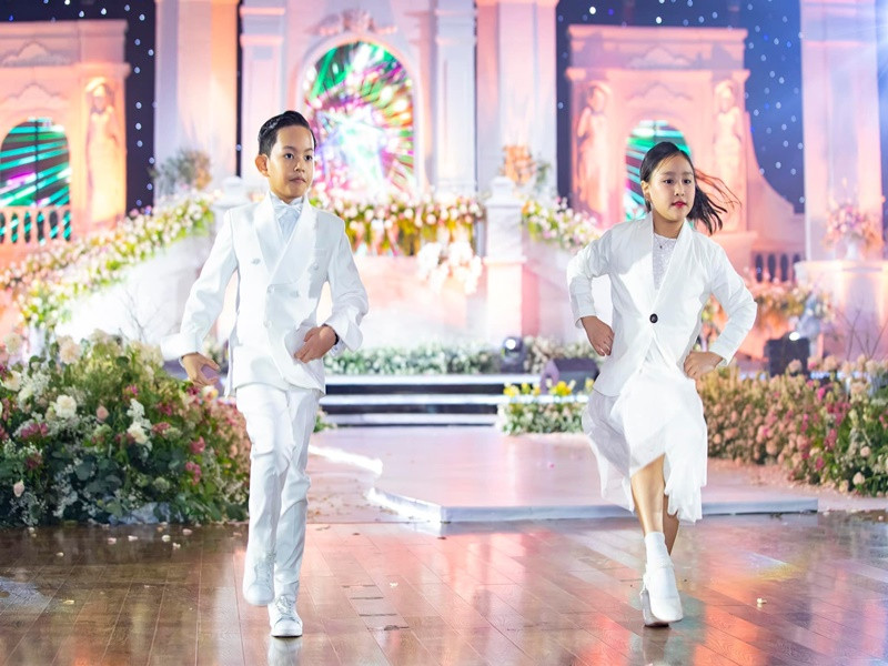 Con trai Khánh Thi trổ tài khiêu vũ trong đám cưới của bố mẹ.