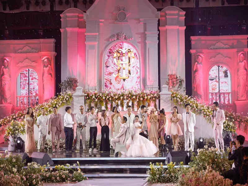 Cô dâu chú rể còn tham gia trò chơi trong đám cưới.