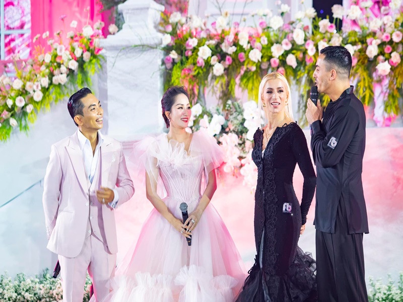 Gabriele Goffredo và Anna Matus thân thiết với Khánh Thi và Phan Hiển.