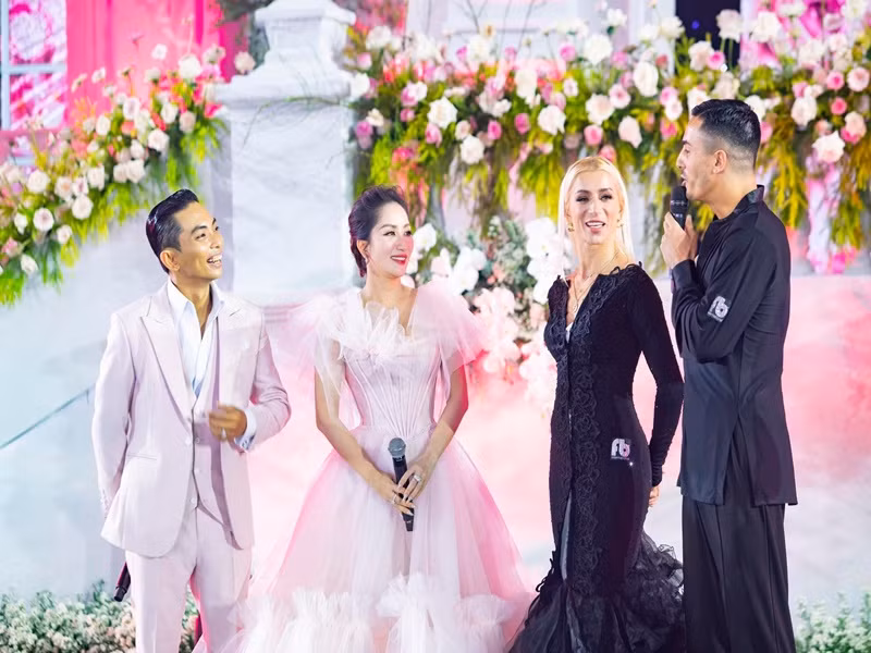 Gabriele Goffredo và Anna Matus thân thiết với Khánh Thi và Phan Hiển.