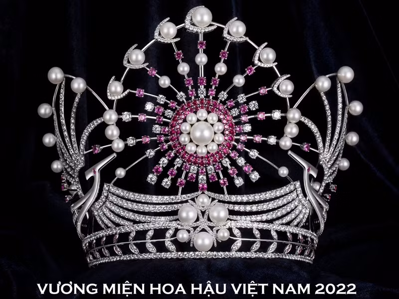Trong buổi họp báo, ban tổ chức hé lộ vương miện “Hùng ca chim lạc” cho cô gái giành ngôi vị cao nhất của Hoa hậu Việt Nam 2022.