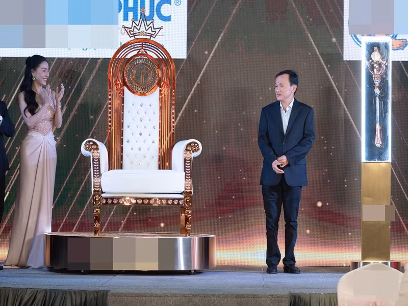 Ngoài vương miện, ban tổ chức còn công bố ghế đăng quang và quyền trượng.