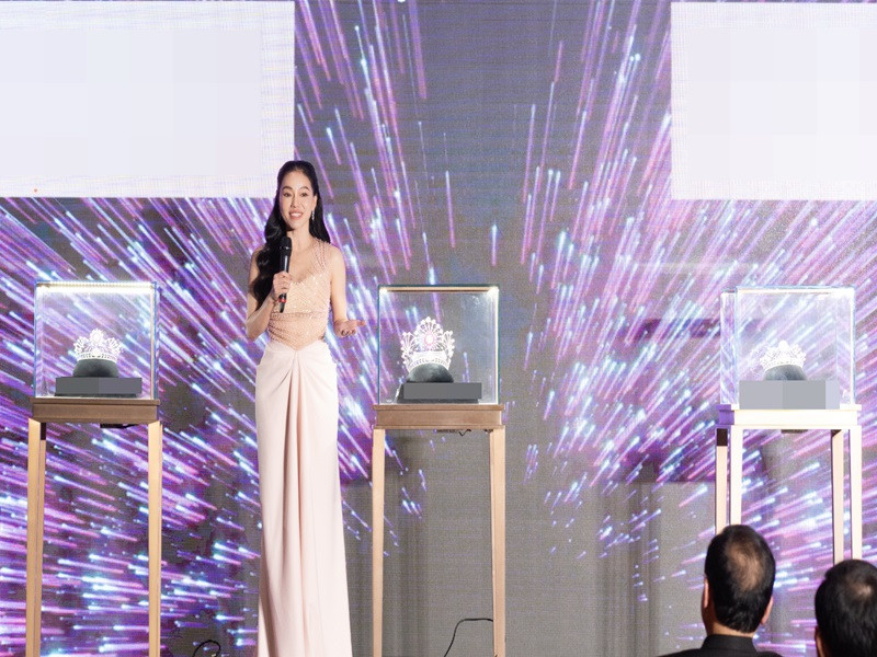 Hai chiếc tiara của hai á hậu cũng được hé lộ.