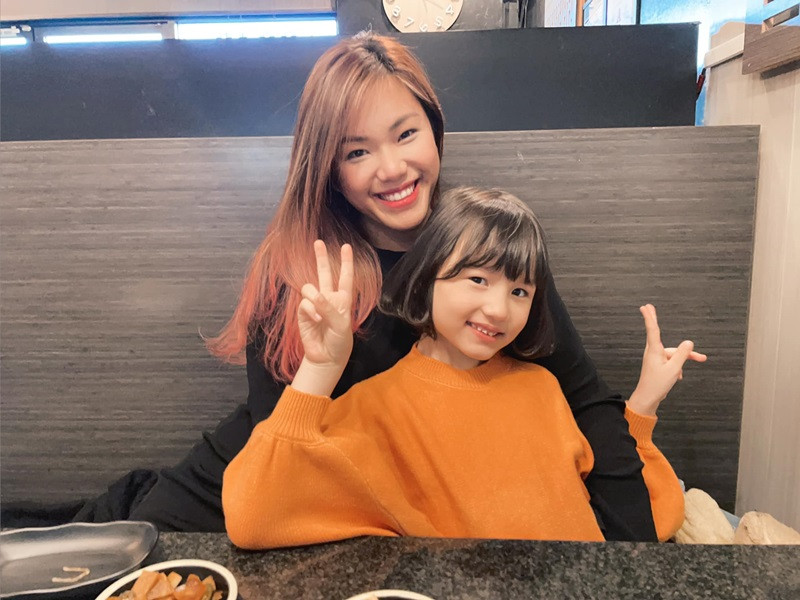 Bé Ailani sở hữu đôi mắt to tròn, chiếc mũi cao, nụ cười tỏa nắng cùng làn da trắng.