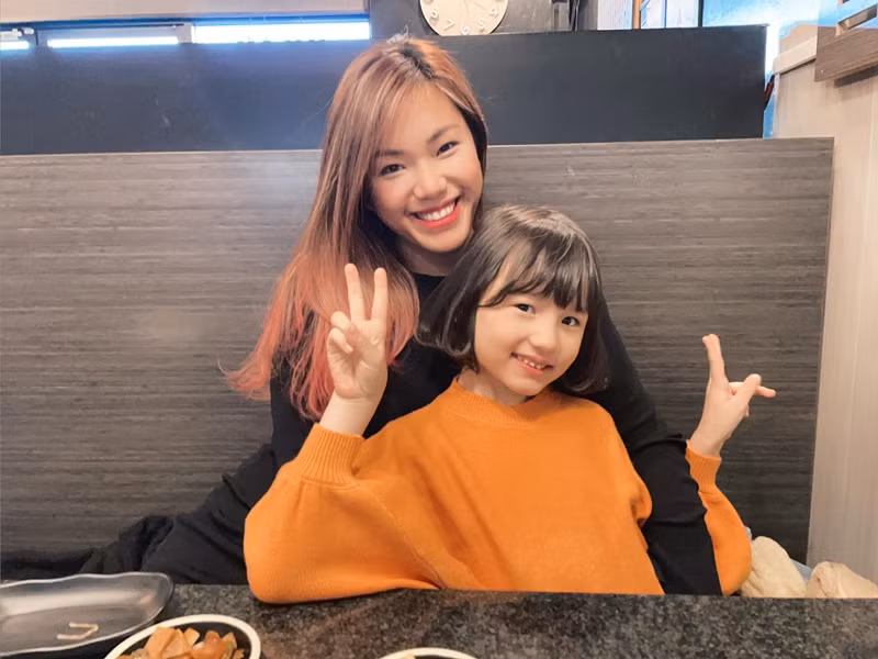 Bé Ailani sở hữu đôi mắt to tròn, chiếc mũi cao, nụ cười tỏa nắng cùng làn da trắng.