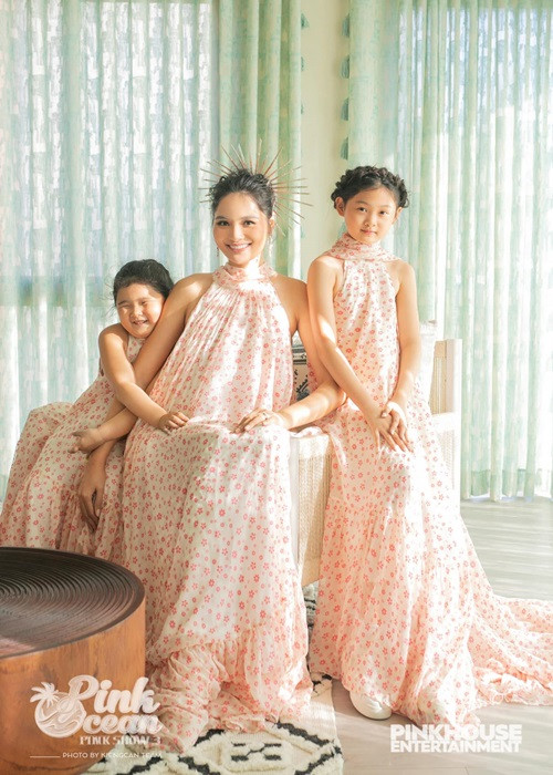 Hai cô con gái nhà Hoa hậu sinh năm 1987 đều nói tốt tiếng Việt, Anh và Trung.