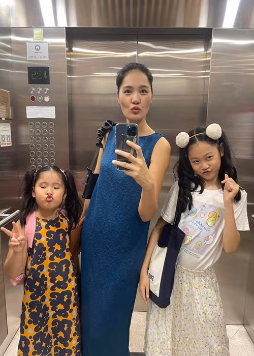 Con gái đầu lòng của Hoa hậu đẹp nhất châu Á 2009 tên tiểu Panda, sinh năm 2013. Nhóc tì thứ hai nhà Hương Giang tên Polar, sinh năm 2016.