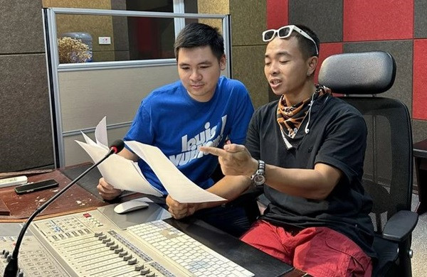 Chong Chu tich cua Hoa hau Do My Linh up mo lan san showbiz