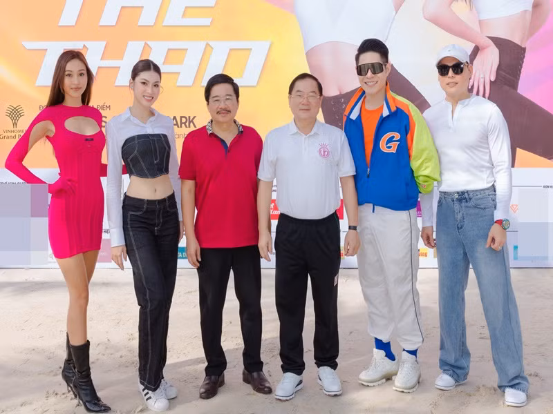 Ngọc Thảo và Tuyết Như mặc trang phục khỏe khoắn nhưng không kém phần gợi cảm.