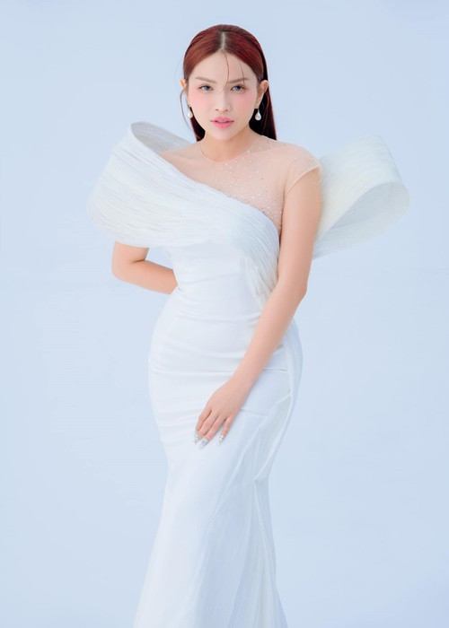 Tin đồn Khả Như có gia tài 120 tỷ xuất phát từ lời chia sẻ của Ngô Kiến Huy. Cụ thể, tại một sự kiện vào đầu năm 2020, Ngô Kiến Huy cho hay: "Tài sản của chị Khả Như chính xác là hơn 120 tỷ. Tóm lại, Khả Như giàu nhất showbiz”. Trước chia sẻ của Ngô Kiến Huy, Khả Như khẳng định, bản thân không giàu.