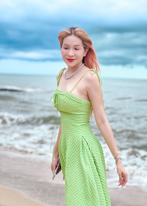 Mới đây, trên trang cá nhân, Khả Như phủ nhận có khối tài sản 120 tỷ. “Nghèo và vẫn đang mần công ăn lương mỗi ngày ạ!”, nữ diễn viên cho hay.