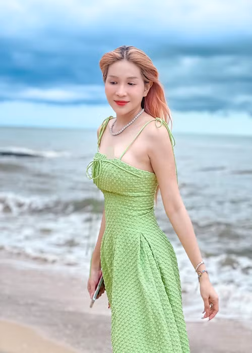 Mới đây, trên trang cá nhân, Khả Như phủ nhận có khối tài sản 120 tỷ. “Nghèo và vẫn đang mần công ăn lương mỗi ngày ạ!”, nữ diễn viên cho hay.