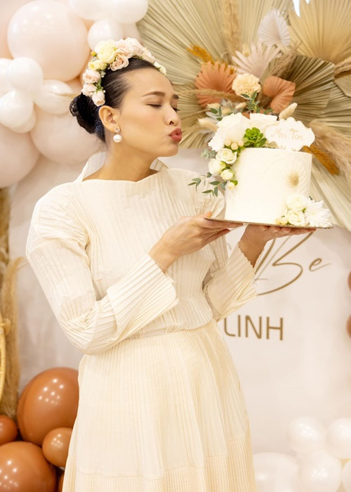 Người đẹp diện váy trắng kín đáo trong tiệc chia tay thời độc thân. Ảnh: FBNV