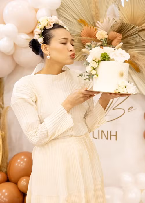 Người đẹp diện váy trắng kín đáo trong tiệc chia tay thời độc thân. Ảnh: FBNV