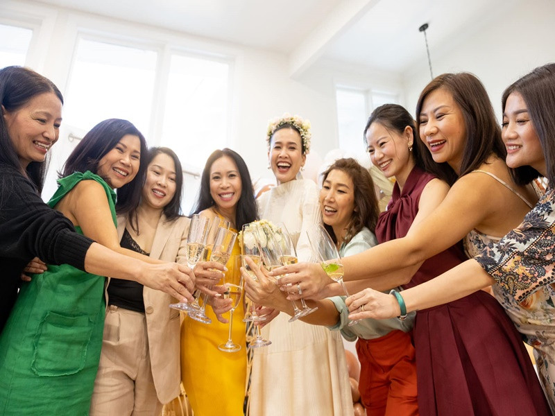 Dương Mỹ Linh tươi cười bên những người bạn thân thiết. Ảnh: FBNV