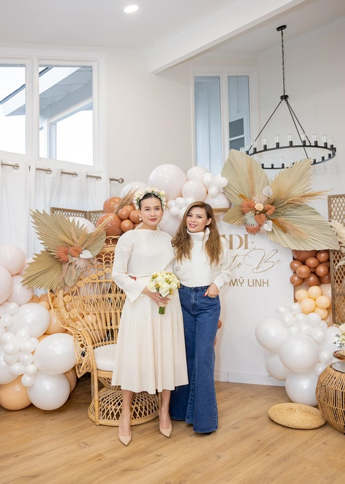 Ca sĩ Ngọc Anh 3A cũng góp mặt trong bữa tiệc. Ảnh: FBNV