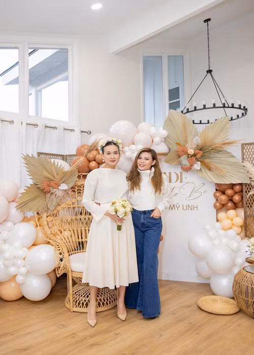 Ca sĩ Ngọc Anh 3A cũng góp mặt trong bữa tiệc. Ảnh: FBNV