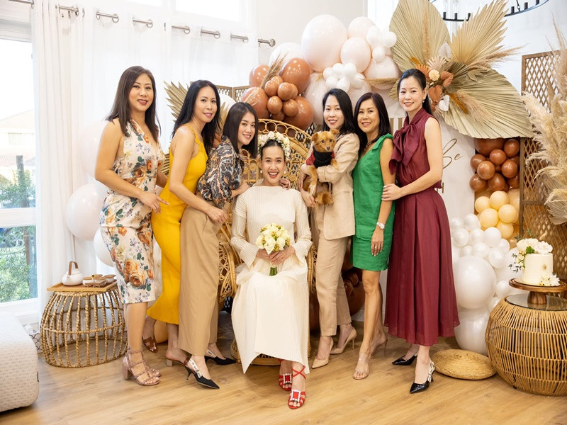 Người đẹp bày tỏ: "Các chị em đã lưu lại khoảnh khắc tuyệt vời trong cuộc đời của tôi. Cảm ơn các chị em đã làm một buổi tiệc bất ngờ đến xúc động. Một cảm giác mới lạ mà đến nay tôi mới có được". Ảnh: FBNV