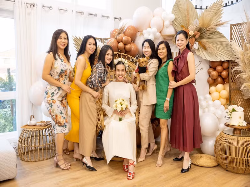 Người đẹp bày tỏ: "Các chị em đã lưu lại khoảnh khắc tuyệt vời trong cuộc đời của tôi. Cảm ơn các chị em đã làm một buổi tiệc bất ngờ đến xúc động. Một cảm giác mới lạ mà đến nay tôi mới có được". Ảnh: FBNV