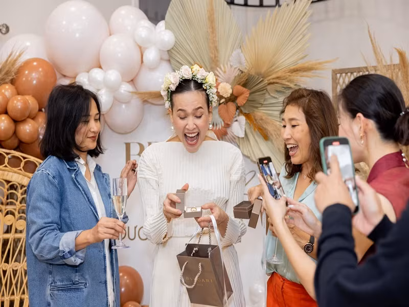 Dương Mỹ Linh nhận quà từ người thân, bạn bè. Ảnh: FBNV