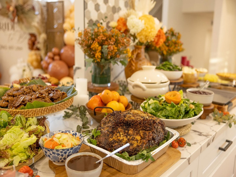 Người đẹp khoe các món ăn ngon tự tay nấu cùng bạn bè. Ảnh: FBNV