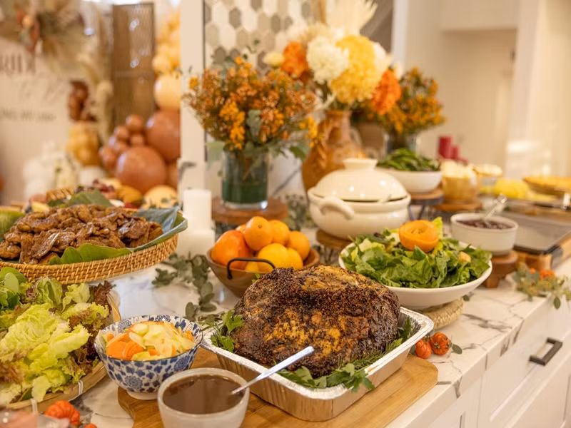 Người đẹp khoe các món ăn ngon tự tay nấu cùng bạn bè. Ảnh: FBNV