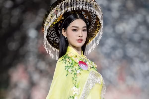 Huynh Thi Thanh Thuy dang quang Hoa hau Viet Nam 2022-Hinh-9