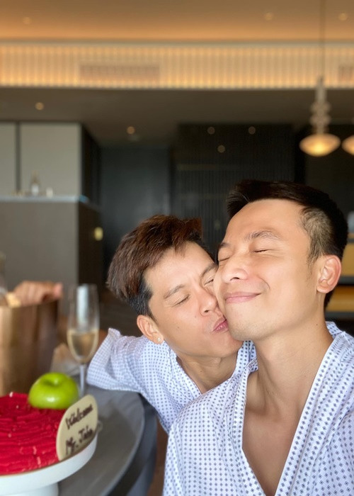 Năm 2017, biên đạo múa John Huy Trần và Huỳnh Nhiệm hoàn thành thủ tục kết hôn tại Canada. 1 năm sau, cặp đôi làm đám cưới. Ảnh: FBNV